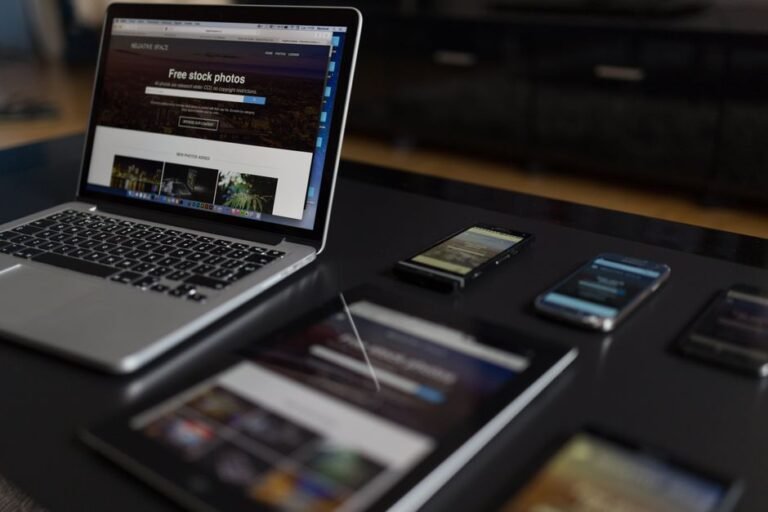 web design office laptop — professional stock image